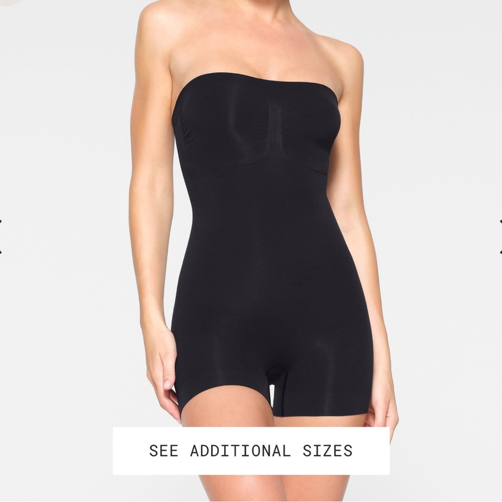 SKIMS STRAPLESS SHORTIE BODYSUIT
